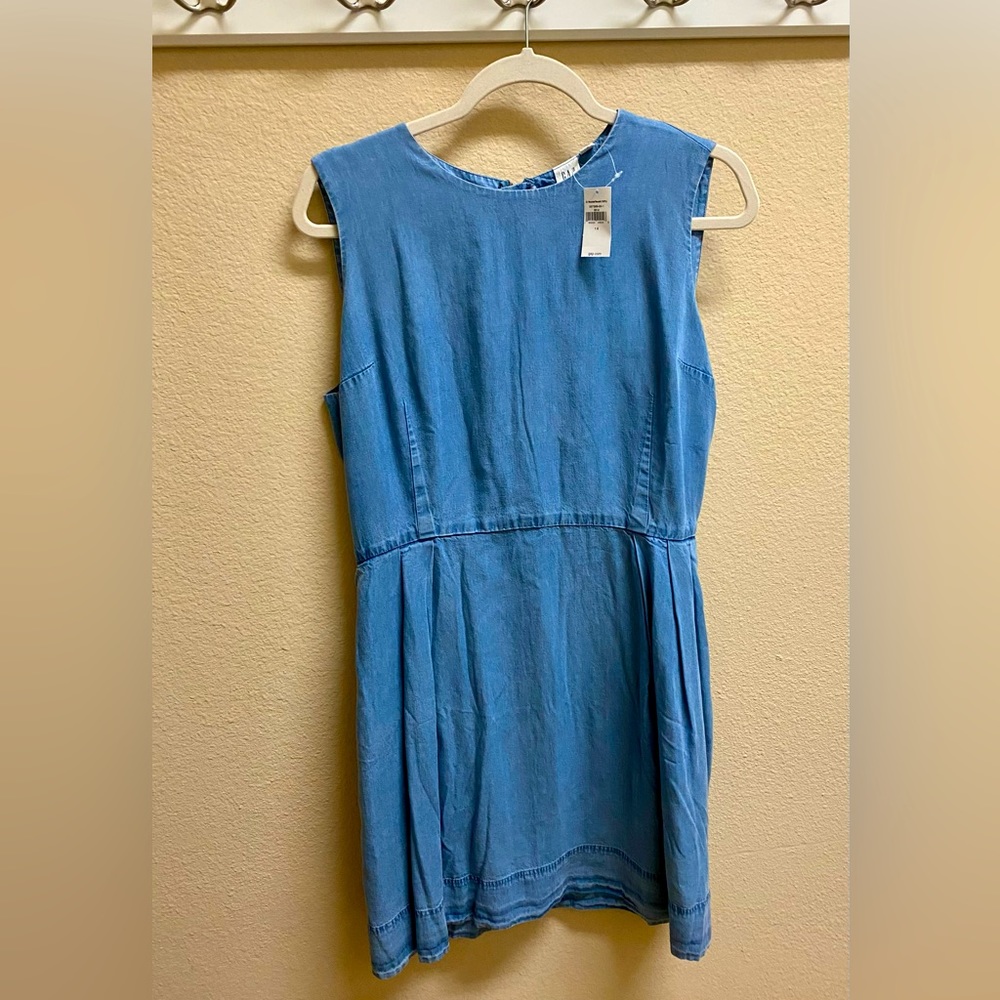 Adorable denim Gap dress with pleats & POCKETS! 💜